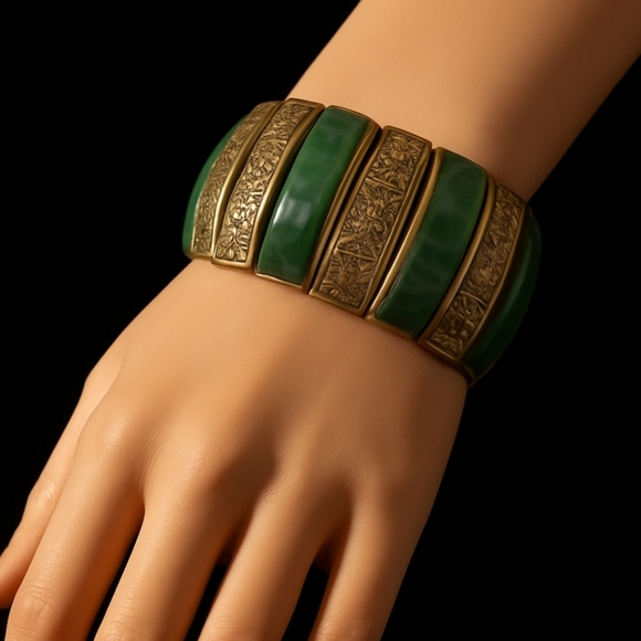 VINTAGE JAPAN JADE GREEN LUCITE & GOLD TONE ASIAN SYMBOL EXPANSION BRACELET - Picture 8 of 8